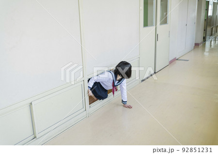 教室から逃げ出す女子高生 92851231