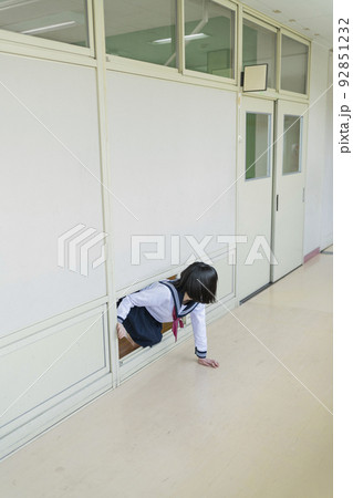教室から逃げ出す女子高生 92851232