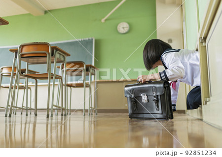 こっそり教室に入る女子高生 92851234