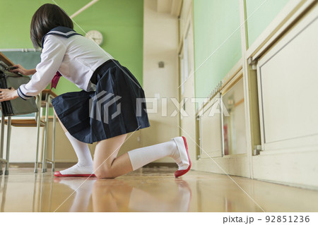 こっそり教室に入る女子高生 92851236