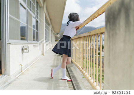 学校 ベランダ 校庭を見る女子高生 学校 ベランダ 校庭を見る女子高生 92851251