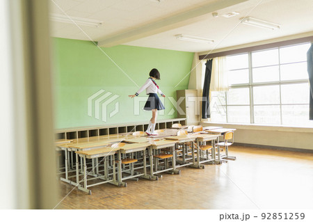 教室ではしゃぐ女子高生 92851259