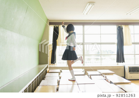 教室ではしゃぐ女子高生 92851263