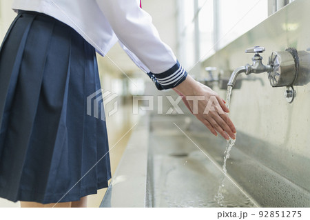 学校 廊下 手を洗う女子高生 92851275