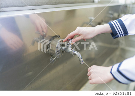 学校 廊下 手を洗う女子高生 学校 廊下 手を洗う女子高生 92851281