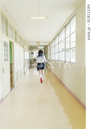 学校 廊下を走る女子高生 92851284