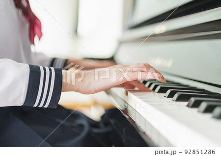 学校 音楽室 ピアノを弾く女子高生 92851286