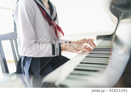 学校 音楽室 ピアノを弾く女子高生 92851291