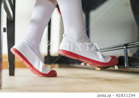 学校 音楽室 ピアノを弾く女子高生 92851294