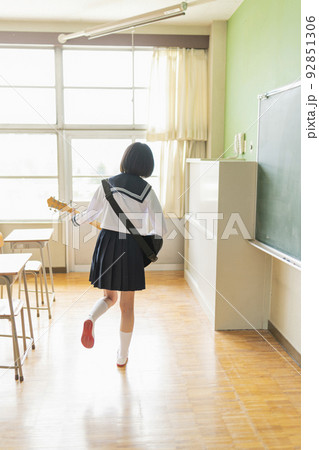 教室でギターを弾く女子高生 92851306