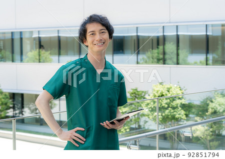 若い男性医療従事者のポートレート　撮影協力「LINK FOREST] 92851794