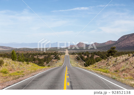 Scenic Highway Route in the Desert with American Mountain Landscape. 92852138