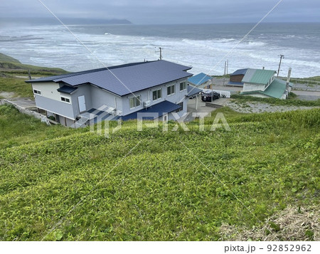襟裳岬の荒波・厳しい気候に耐える家屋 襟裳岬の荒波・厳しい気候に耐える家屋 92852962