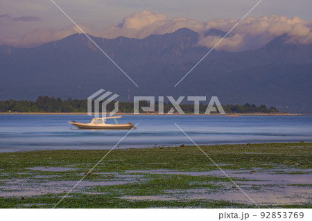 インドネシアのギリメノ島から見たリンジャニ山 92853769