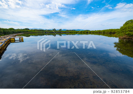 インドネシアのギリメノ島内の塩湖 92853784