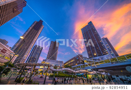 日本の川崎都市景観 武蔵小杉駅前のタワーマンション群やズラリと並ぶ太陽光パネル(夕焼け) 日本の川崎都市景観 武蔵小杉駅前のタワーマンション群やズラリと並ぶ太陽光パネル(夕焼け) 92854951