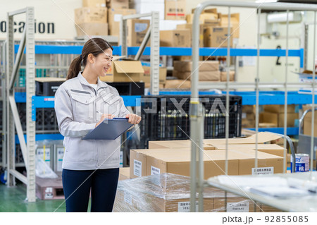 荷物を管理する若い女性 荷物を管理する若い女性 92855085