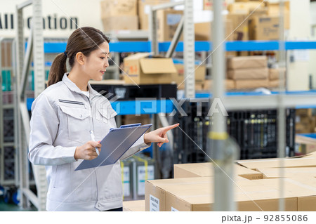 荷物を管理する若い女性 92855086