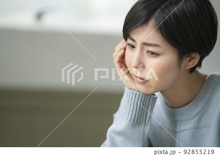 頭を抱える若い女性 頭を抱える若い女性 92855219