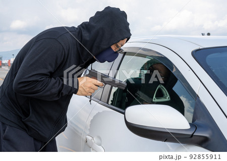 車に銃を突きつける男 92855911