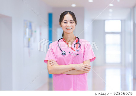 廊下の医療従事者　撮影協力：中央工学校附属日本語学校 92856079