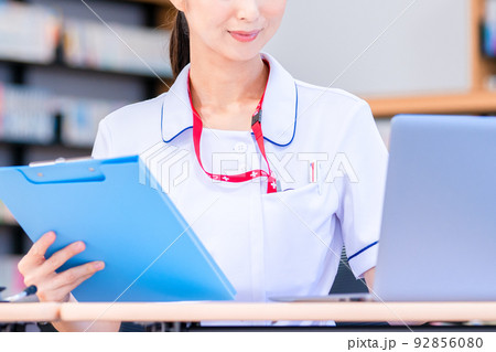 データ入力をする看護師　撮影協力：中央工学校附属日本語学校 92856080
