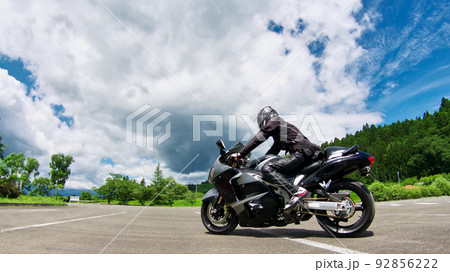 バイクに乗るライダー バイクに乗るライダー 92856222