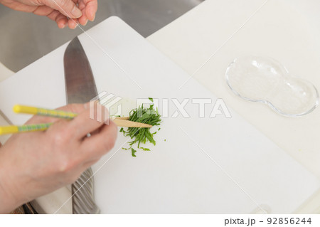 【千切りにした大葉をお皿に移す】 92856244
