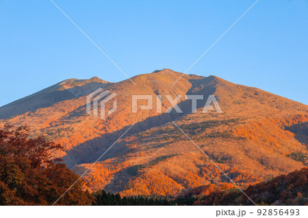 長老湖と不忘山の紅葉 長老湖と不忘山の紅葉 92856493
