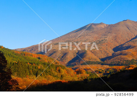 長老湖と不忘山の紅葉 長老湖と不忘山の紅葉 92856499