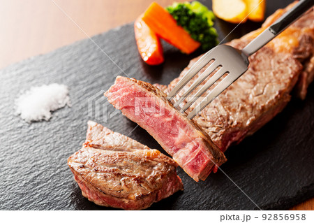 ステーキ 焼肉 鉄板焼き クローズアップ 焼き肉 サーロインステーキ ステーキ 焼肉 鉄板焼き クローズアップ 焼き肉 サーロインステーキ 92856958
