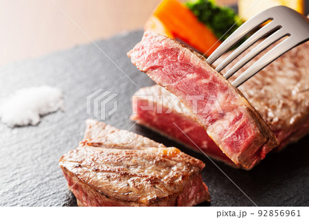 ステーキ　焼肉　鉄板焼き　クローズアップ　焼き肉　サーロインステーキ 92856961