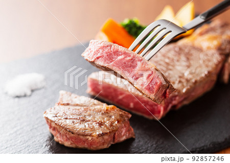 ステーキ 焼肉 鉄板焼き クローズアップ 焼き肉 サーロインステーキ ステーキ 焼肉 鉄板焼き クローズアップ 焼き肉 サーロインステーキ 92857246