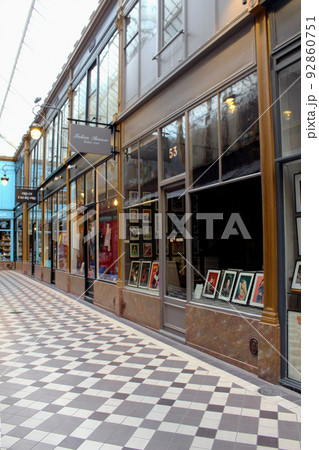 パリのパッサ―ジュ・アーケード商店街風景 92860751