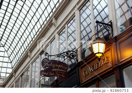 パリのパッサ―ジュ・アーケード商店街風景 92860753