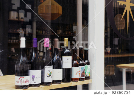 パリのパッサ―ジュ・アーケード商店街風景 92860754