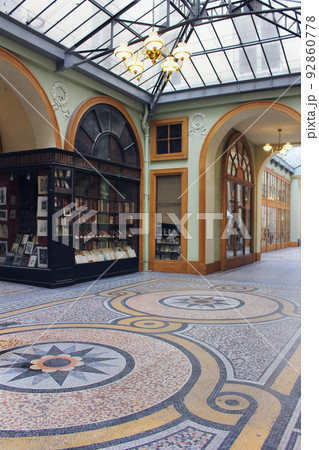 パリのパッサ―ジュ・アーケード商店街風景 92860778