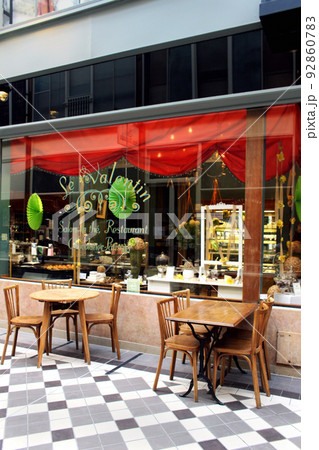 パリのパッサ―ジュ・アーケード商店街風景 パリのパッサ―ジュ・アーケード商店街風景 92860783