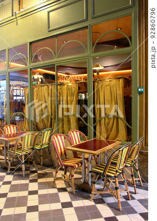 パリのパッサ―ジュ・アーケード商店街風景 92860796