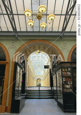 パリのパッサ―ジュ・アーケード商店街風景 92860802