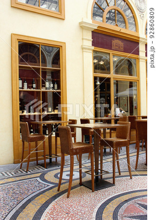 パリのパッサ―ジュ・アーケード商店街風景 92860809