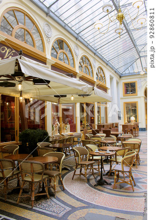 パリのパッサ―ジュ・アーケード商店街風景 パリのパッサ―ジュ・アーケード商店街風景 92860811