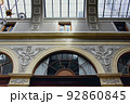 パリのパッサ―ジュ・アーケード商店街風景 92860845