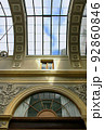 パリのパッサ―ジュ・アーケード商店街風景 92860846
