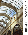 パリのパッサ―ジュ・アーケード商店街風景 92860848