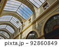 パリのパッサ―ジュ・アーケード商店街風景 92860849