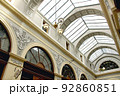 パリのパッサ―ジュ・アーケード商店街風景 92860851