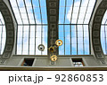 パリのパッサ―ジュ・アーケード商店街風景 92860853