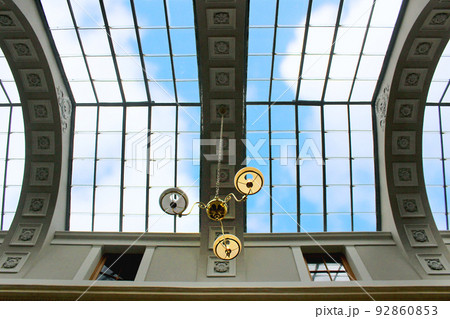 パリのパッサ―ジュ・アーケード商店街風景 92860853