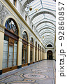 パリのパッサ―ジュ・アーケード商店街風景 92860857
